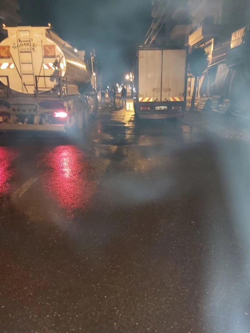 Bağlar Belediyesi kısıtlamada caddeleri dezenfekte etti
