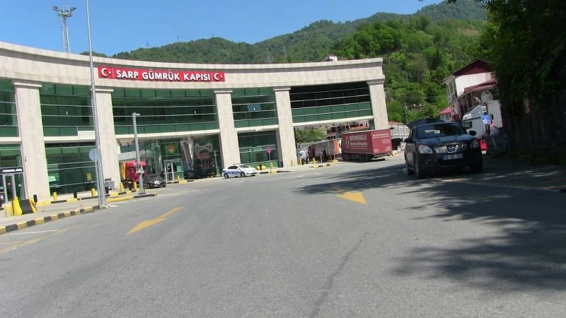 Tır sürücülerinin gözdesi Sarp Gümrük Kapısı’nda geçişler ikiye katlandı
