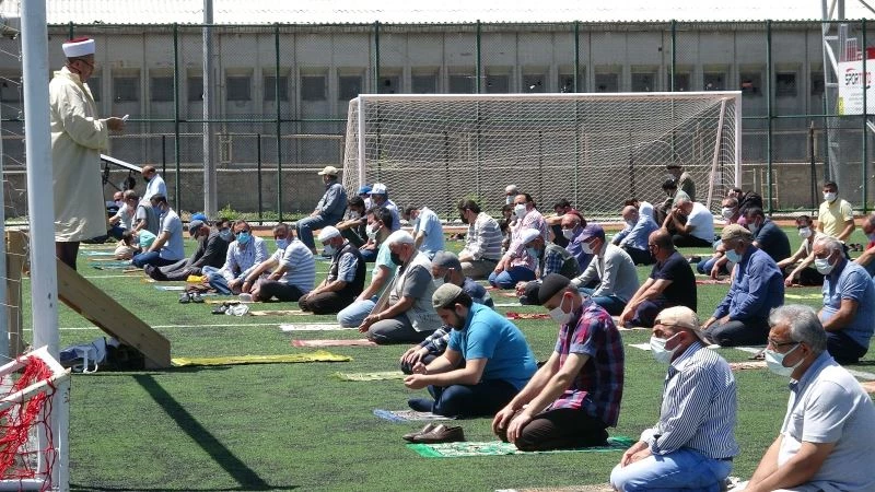 Tokat’ta Cuma namazını stadyumda kılındı
