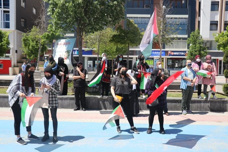 Filistinli öğrenciler ülkelerinde ölenler için gıyabi cenaze namazı kıldı
