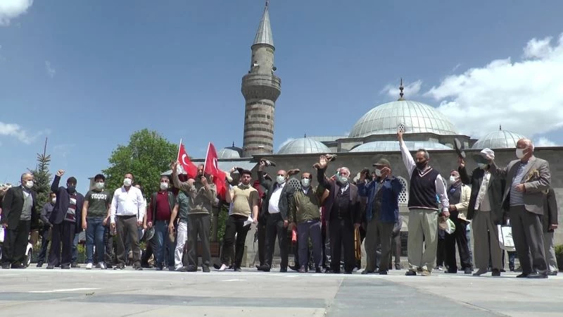 İsrail’e tepki için ayakkabı fırlattılar
