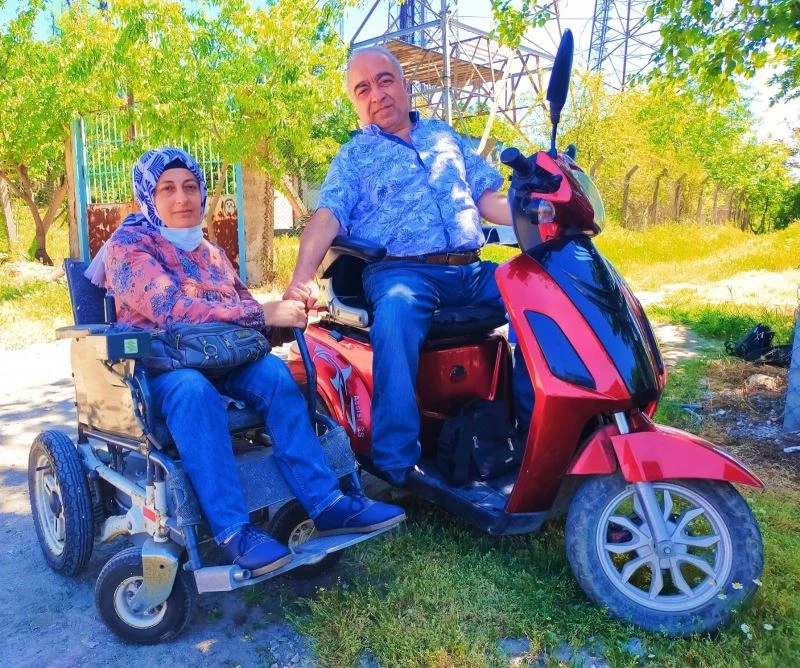 (Özel) Yürüme engelli çift, zorlukların üstesinden gelerek 