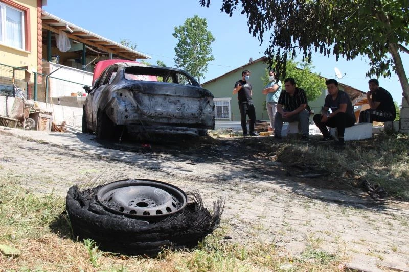 Evini kurşunladılar, arabasını yaktılar
