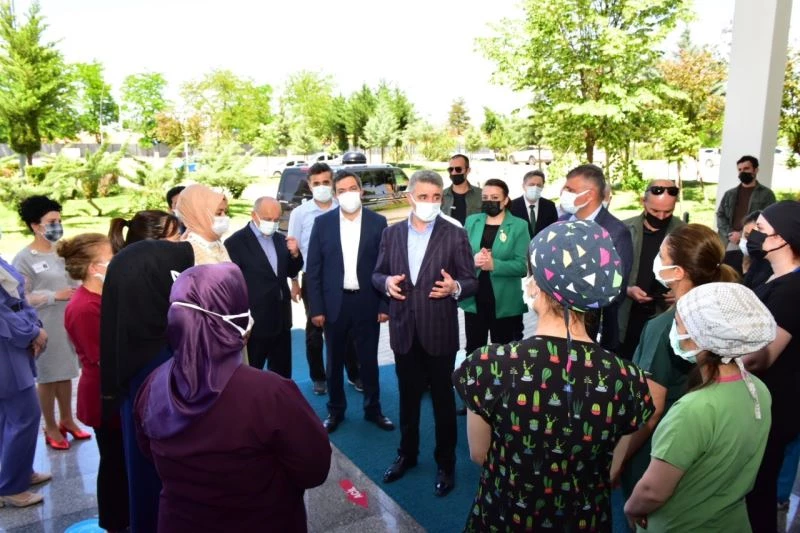 Sağlık çalışanlarına fedakarlık vurgusu
