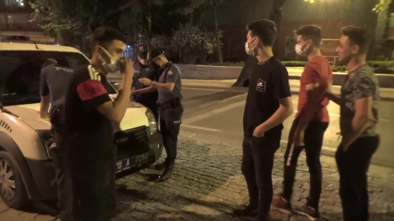 Taksiyle kısıtlamayı delen gençler rahatlıklarıyla pes dedirtti
