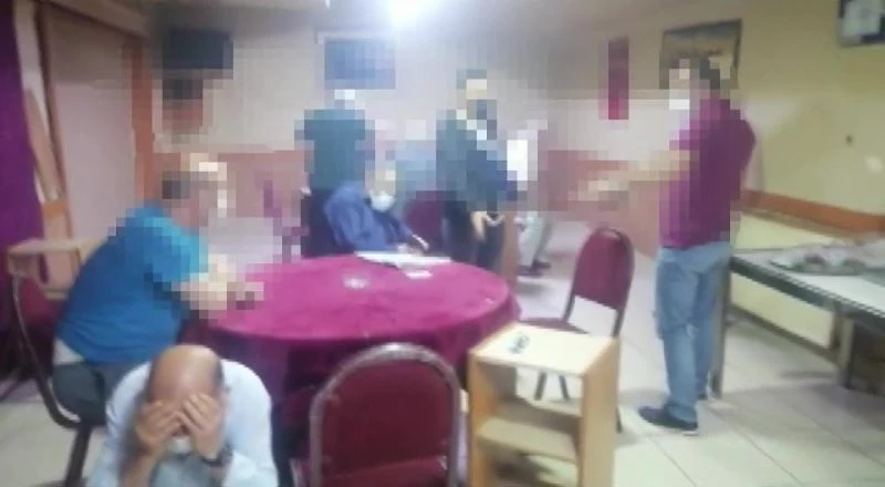 Yasakları delip kumar oynayan 24 kişi polise yakalandı
