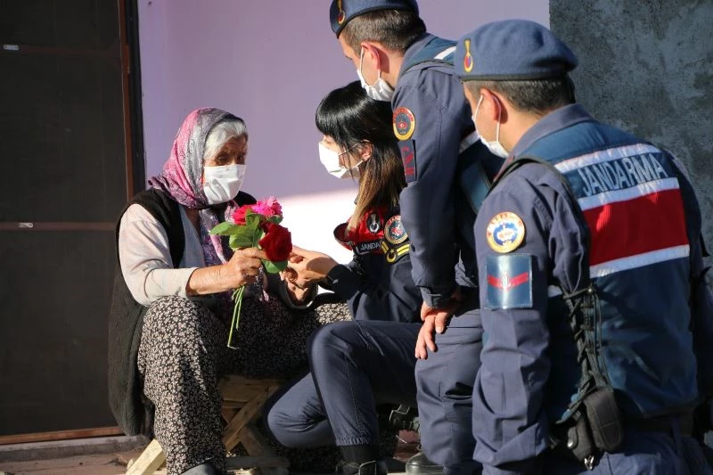 Mutluluğun fotoğrafı, jandarma hem duygulandı, hem duygulandırdı
