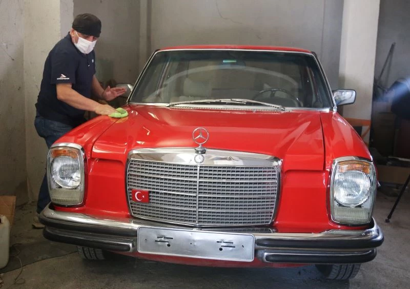 Klasik otomobilleri, atölyesinde ilk günkü ihtişamına kavuşturuyor
