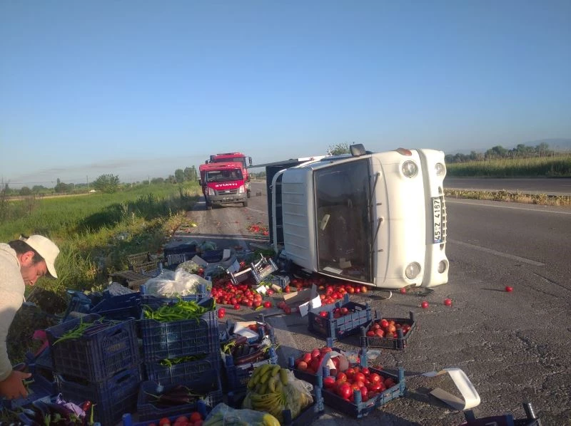 Kamyonet devrildi, sebze ve meyveler yola saçıldı
