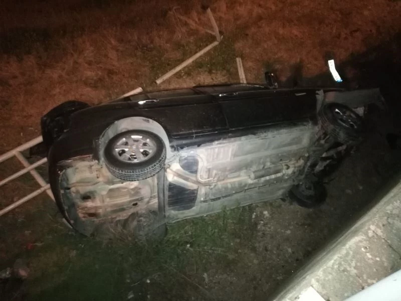 Çarptığı bariyeri yıkan otomobil uçuruma yuvarlandı: 1 yaralı
