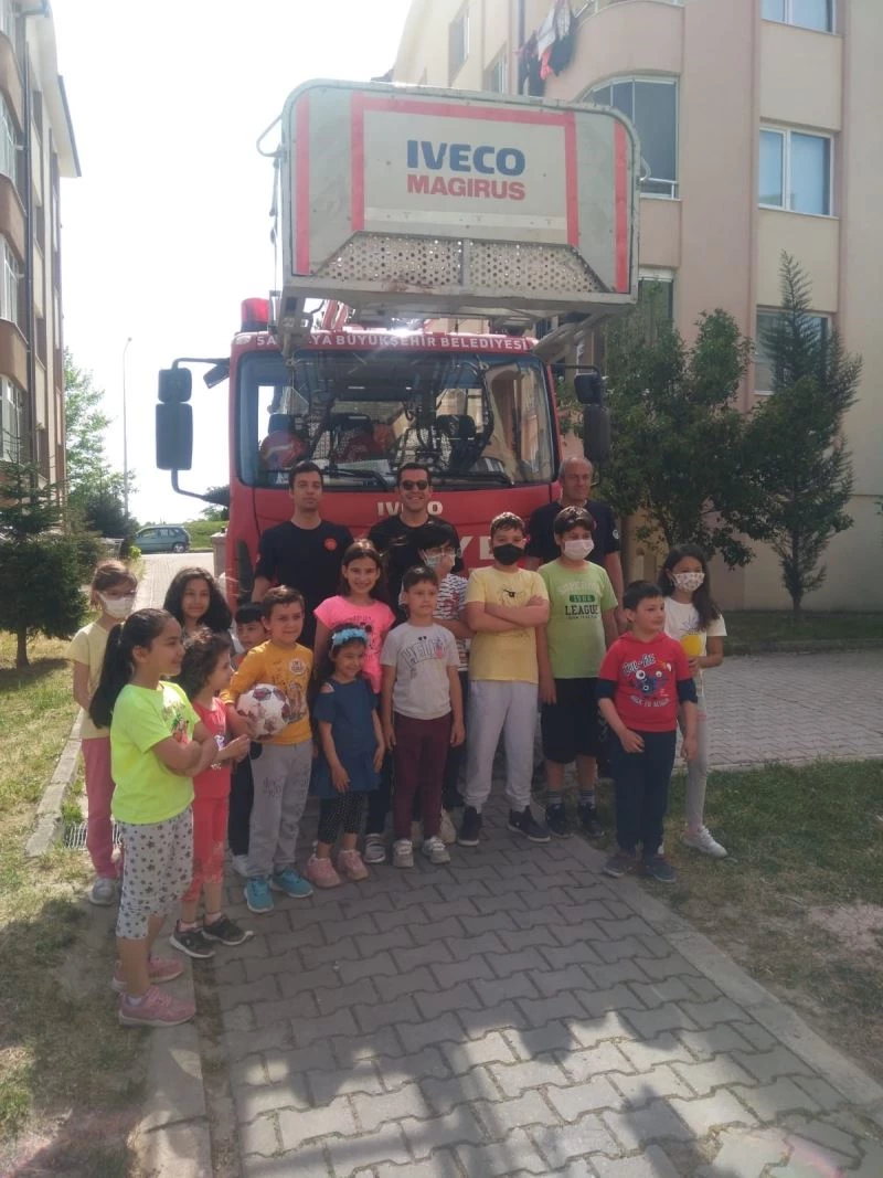 Yuvadan düşen yavruyu kurtarınca çocukların kahramanı oldular
