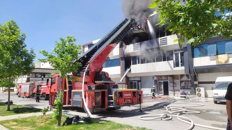 Terlik fabrikasında yangın: 1 yaralı
