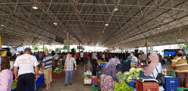 Antalya’da tam kapanmanın ikinci semt pazarına yoğun ilgi
