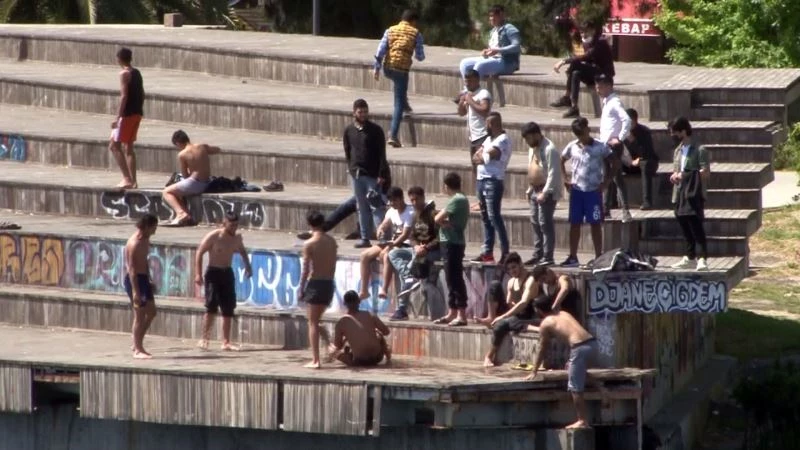 (Özel) Karaköy’de yasaklara aldırmadılar, denize girdiler
