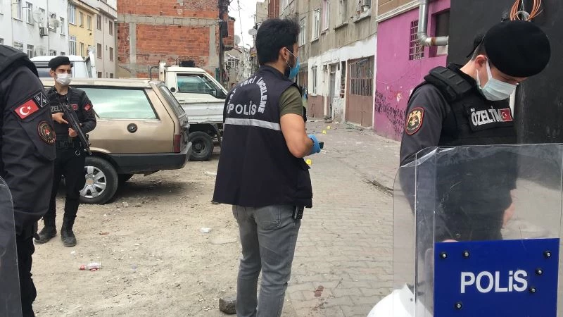 Gaziosmanpaşa’da komşuların silahlı kavgası: 3 yaralı
