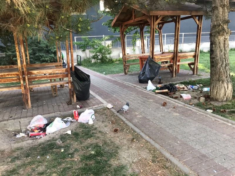 Sokağa çıkma kısıtlamasına rağmen parkı çöplüğe çevirdiler
