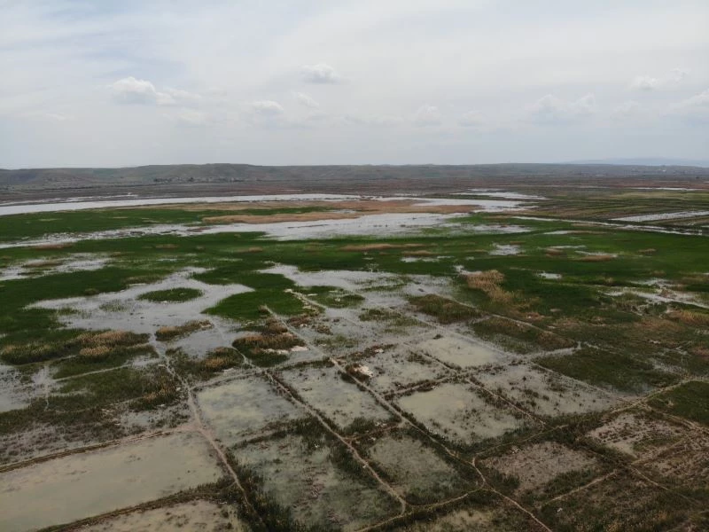 HES kanalındaki duvar çöktü, 300 dönüm tarla sular altında
