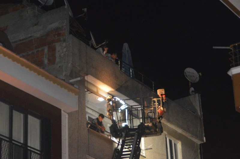 Dört katlı binanın bodrumunda çıkan yangın cep telefonu kamerasında

