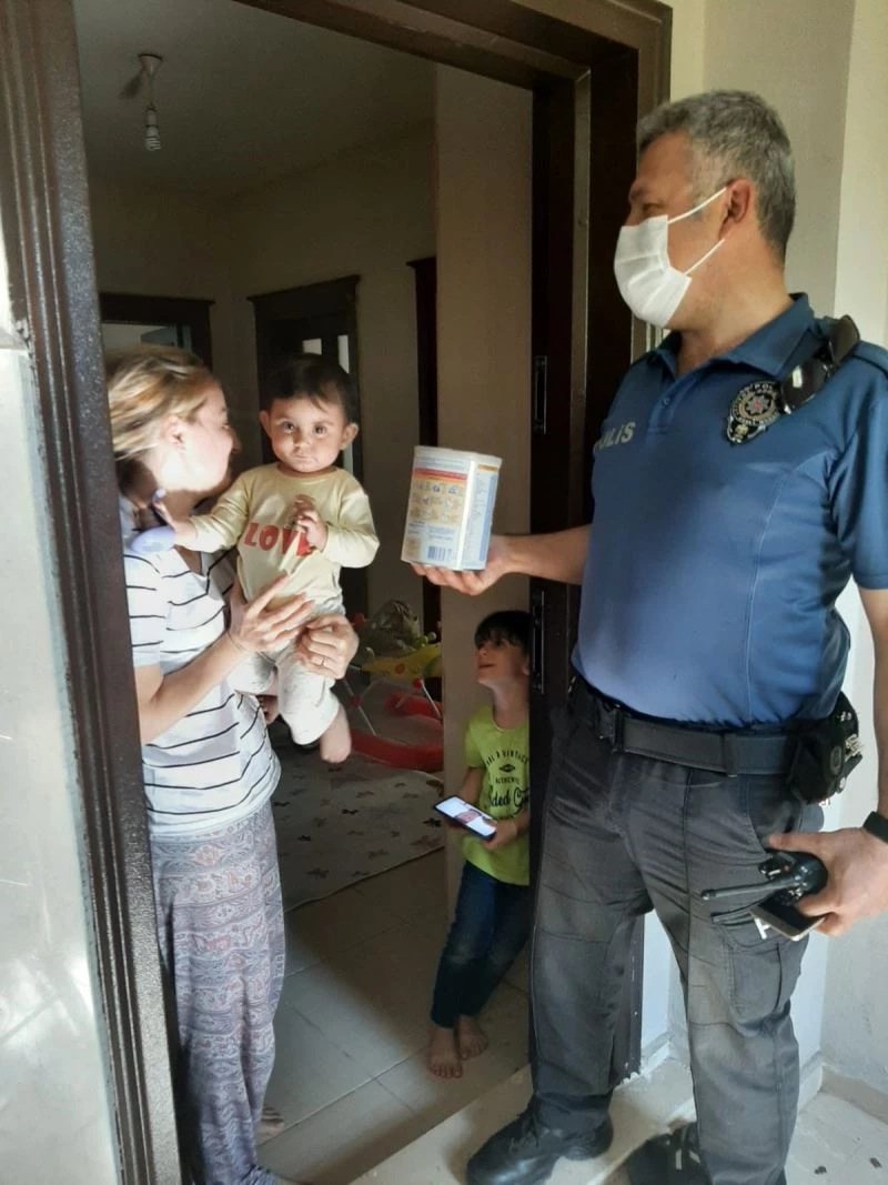 Tam kapanmada maması biten bebeğin imdadına polis yetişti
