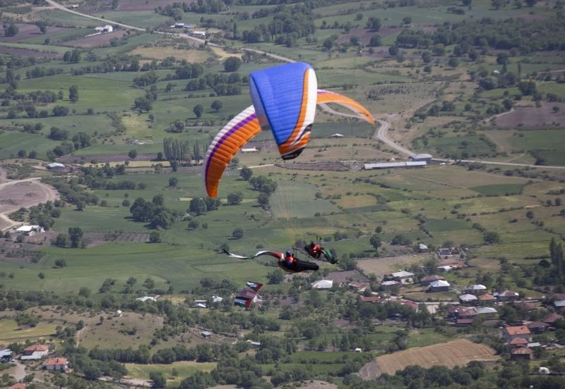Ankaralı paraşütçüler Filistin’e destek için uçtu
