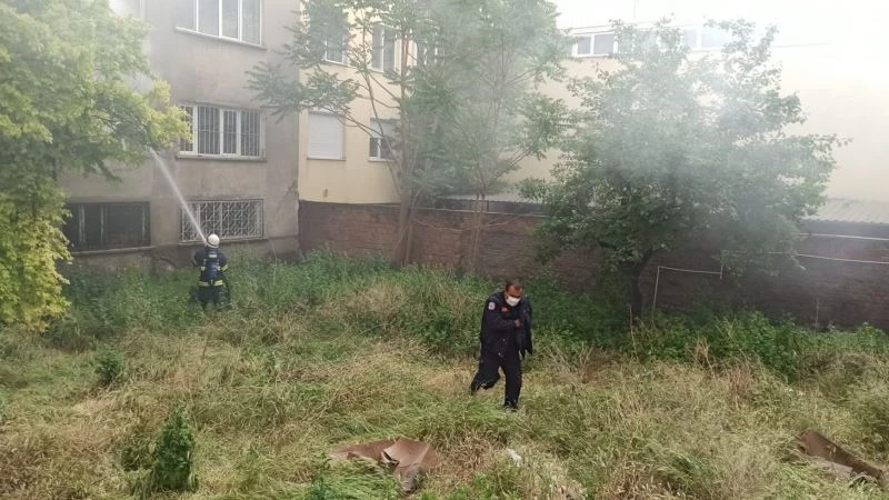 Alevlere teslim olan eve itfaiye ekipleri ulaşmakta güçlük çekti
