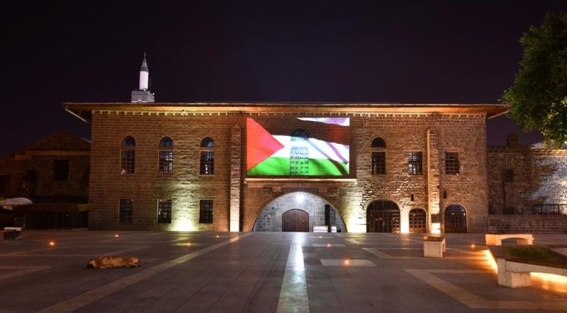Diyarbakır’ın tarihi dokuları Ulu Cami ve Tek Beden Burcu’na Filistin bayrağı yansıtıldı
