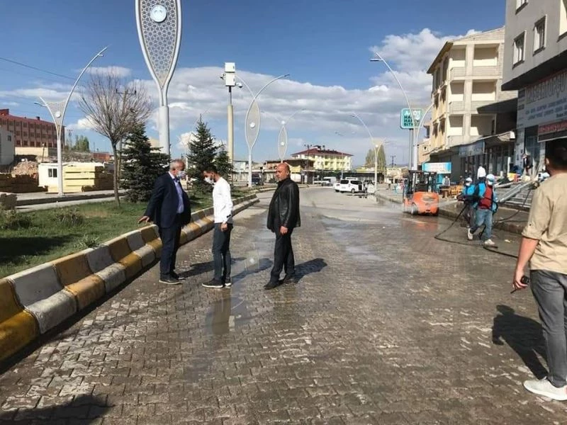 Çaldıran Belediyesi cadde ve sokakları sabunlu suyla yıkadı
