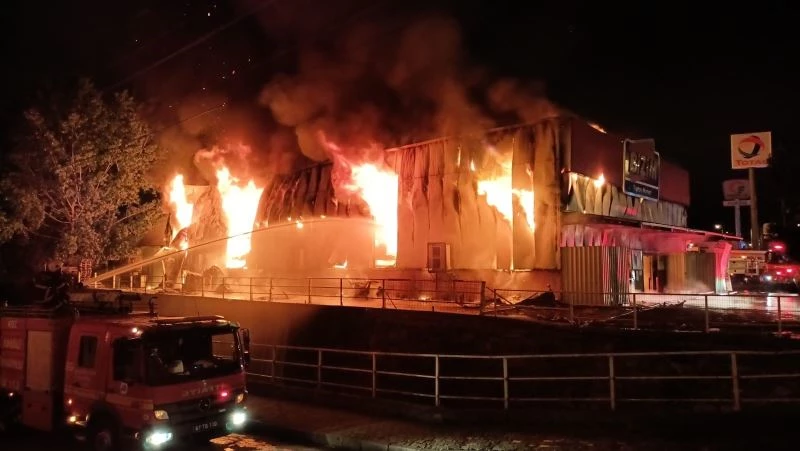 Gıda mağazasında çıkan yangının alevleri geceyi aydınlattı
