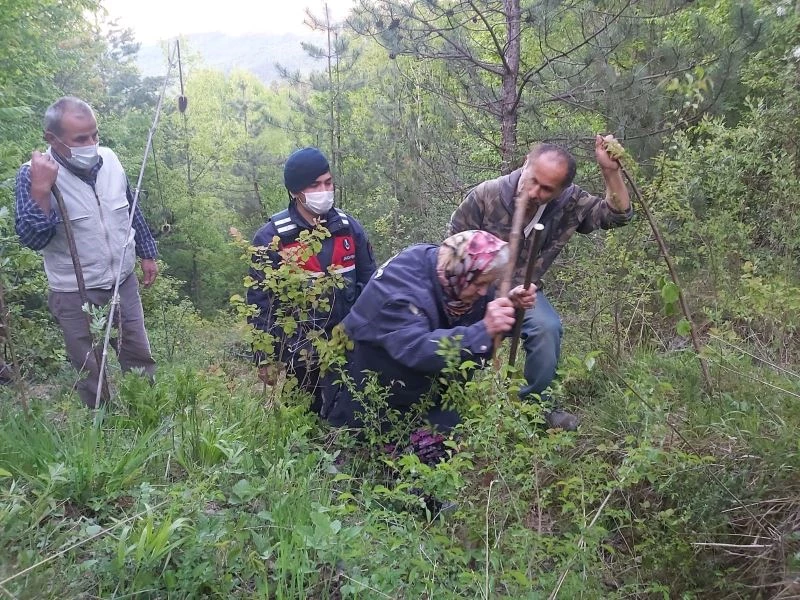 Donmak üzere iken jandarmanın bulduğu kadın, sırtta taşınarak ormandan çıkartıldı
