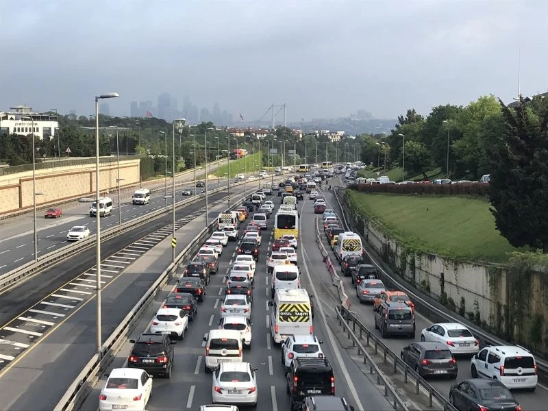 17 günlük tam kapanma sonrası İstanbul’da trafik yoğunluğu
