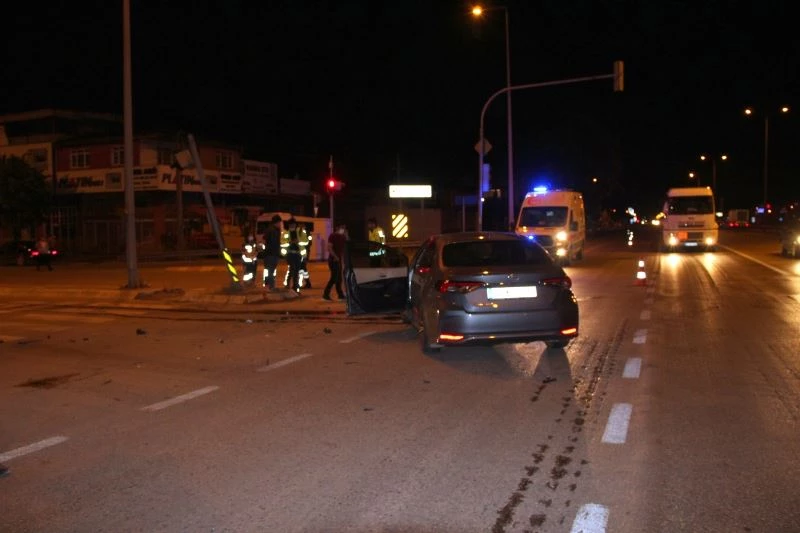 Kırmızı ışıkta geçti, kaza yaptıktan sonra kayıplara karıştı
