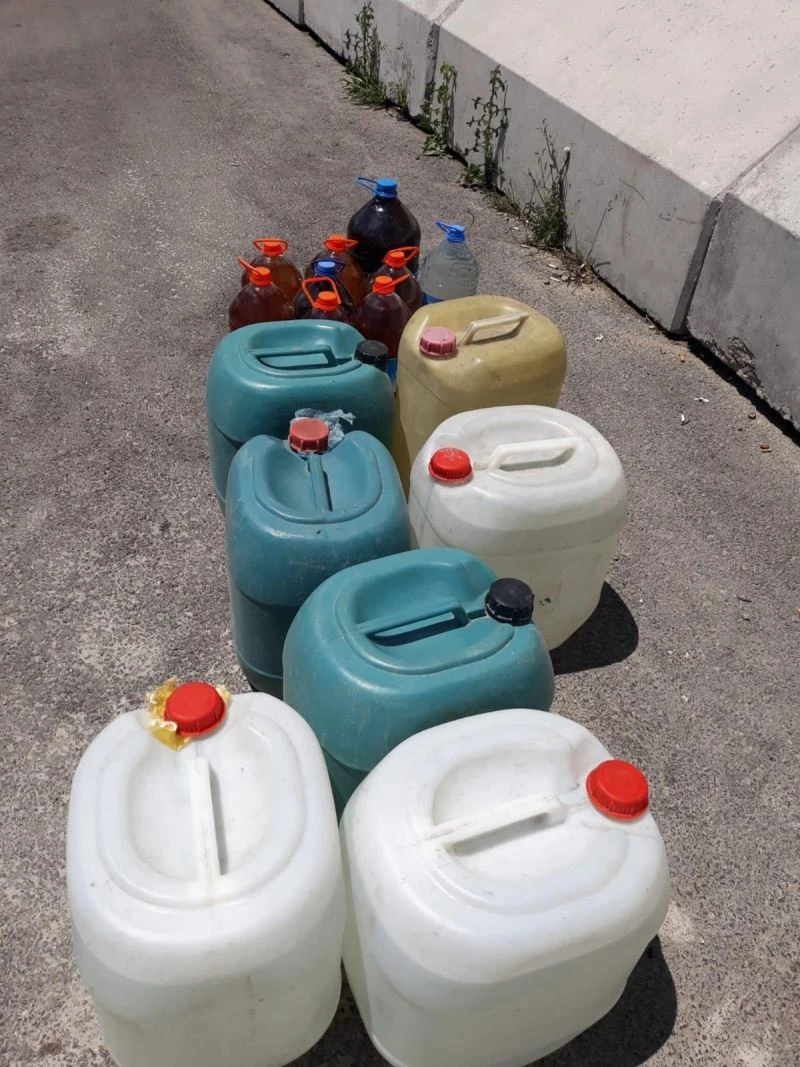 Kamyonetin gizli bölmesinden sahte içki çıktı
