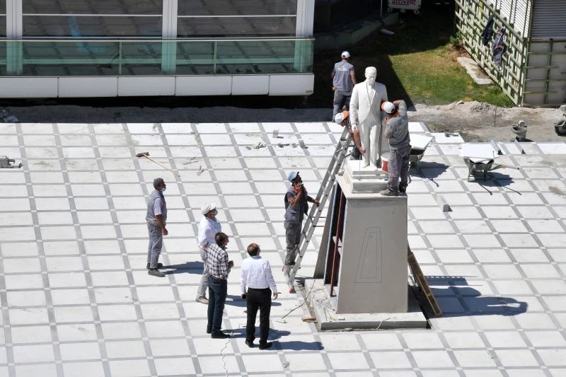 Otopark çalışmasının ardından Atatürk büstü yerine konuldu
