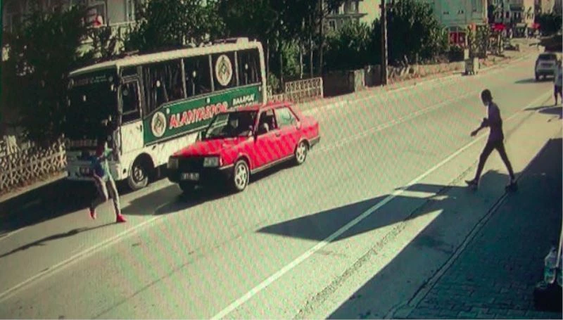 Su almak için otobüsten inen futbolcuya otomobil çarptı
