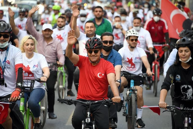 Pedallar çevrildi, 19 Mayıs coşkusu kent merkezine yayıldı
