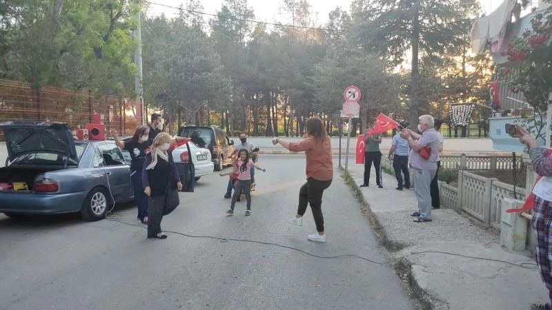 Mahalle sakinlerinden harmandalı eşliğinde 19 Mayıs kutlaması
