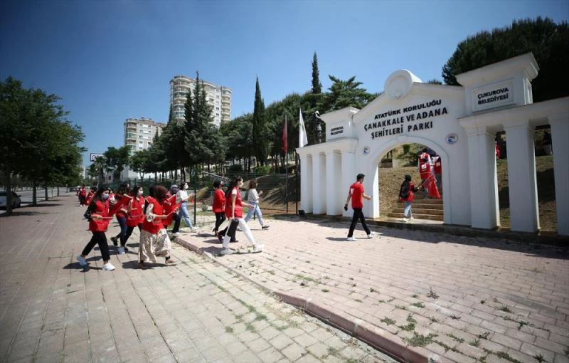 Türk Kızılayın gönüllü gençlerinden 19 Mayıs kutlaması