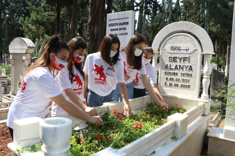 Kadın sporcular, Mersin sporuna büyük emek vermiş sporcuları mezarları başında andı
