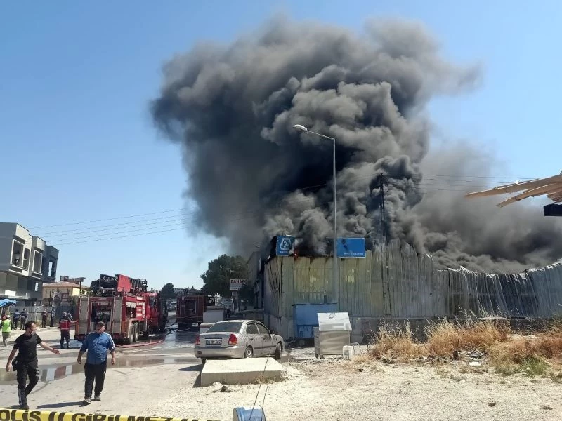 Hatay’da izolasyon satılan bir iş yerinde yangın çıktı

