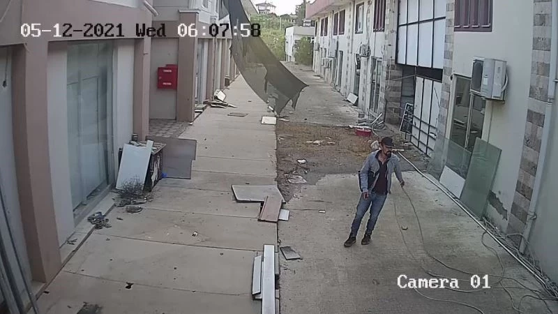 (Özel) Kablolara dadanan hırsız pusuya yatan esnaf sayesinde yakalandı
