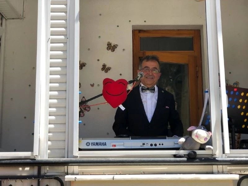 Balkonundan verdiği 19 Mayıs konseriyle komşularına ve yoldan geçenlere müzik ziyafeti yaşattı
