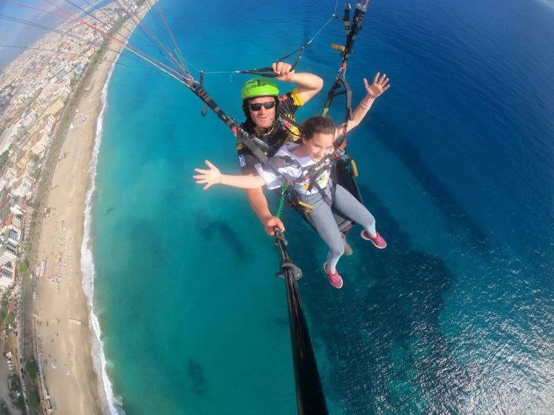 Sporcular havada uçup, karada karate yaptı
