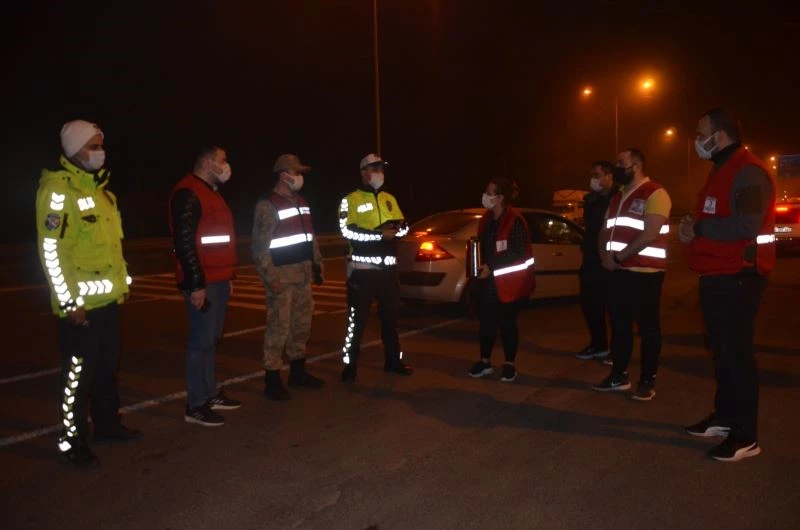 Kızılay’dan görevli kahramanlara sıcak ikram
