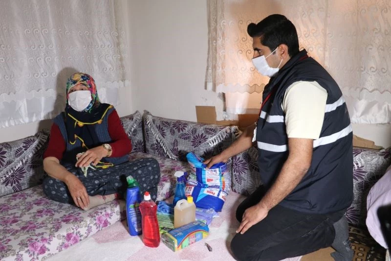 Evden çıkamayanların yardımına ekipler koşuyor
