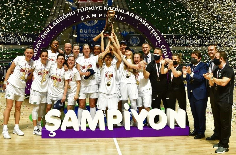 Şampiyon periler kupayı hastaneye götürdü