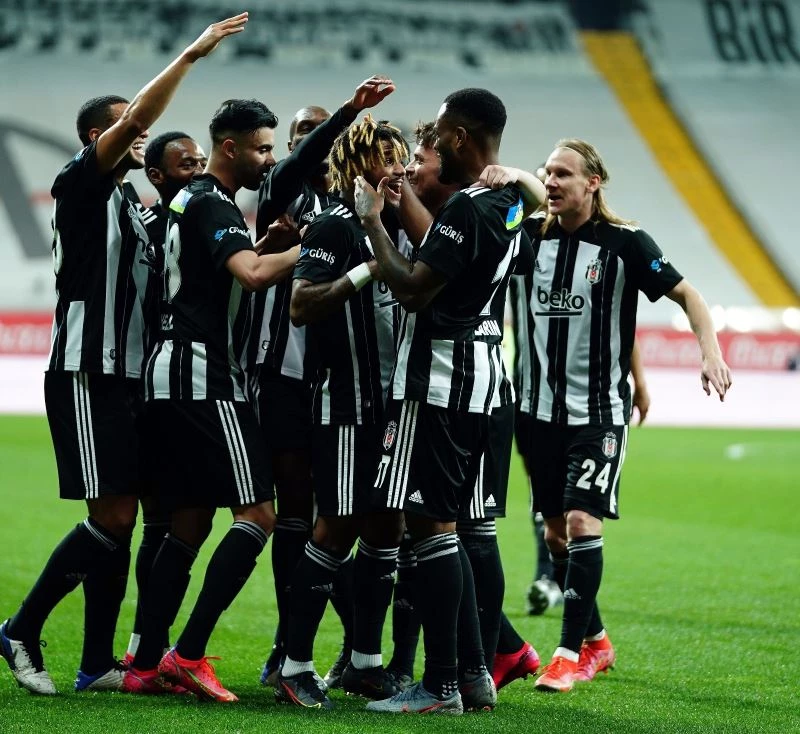 Beşiktaş’ta şampiyonluk şarkıları söylenmeye başlandı
