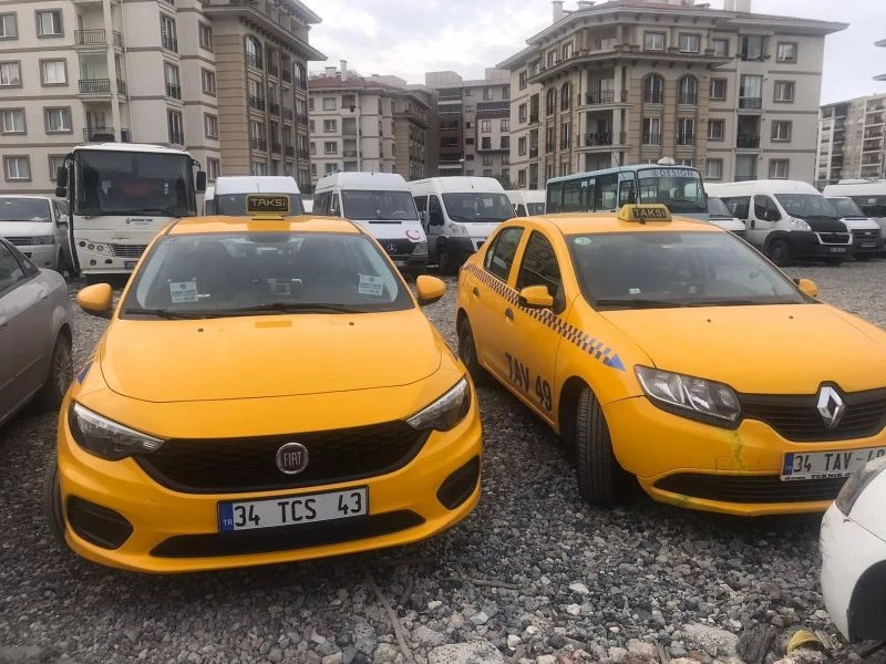 Yol verme kavgasında taksiciyi “Muşta” ile dövdü
