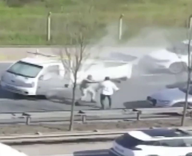 Yol verme kavgasında yangın tüpünü üzerine boşalttı
