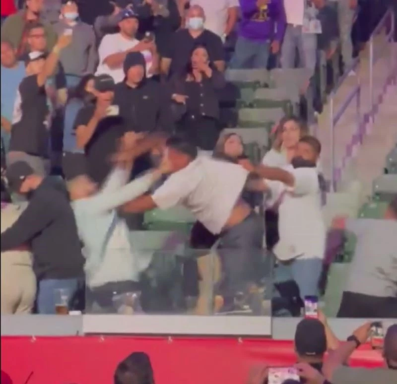 Boksörler ringde, taraftarlar tribünde yumruk yumruğa
