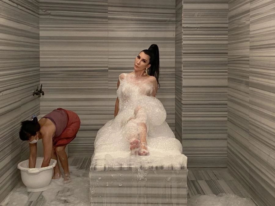 Hande Yener, Yeni Klibi İle Fark Yarattı!